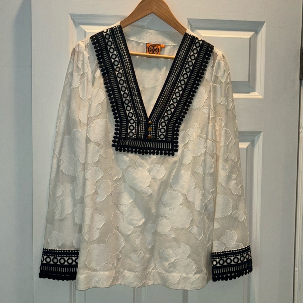Tory Burch white tunic w/navy appliqué.